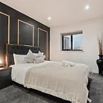 Twilight Haven - Central B\'Ham Apt - Free Parking