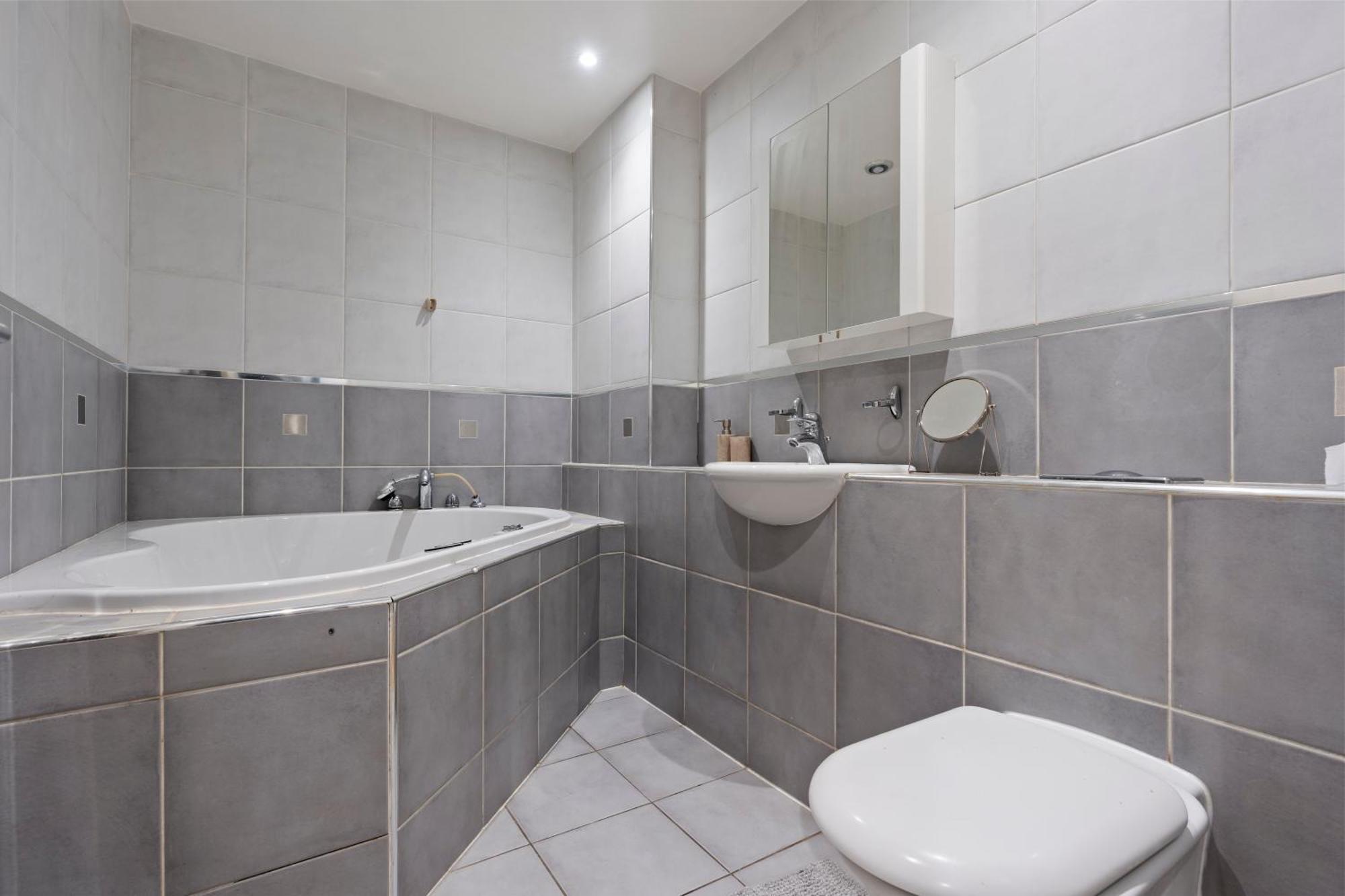 Twilight Haven - B'ham - Free Parking Apartment *